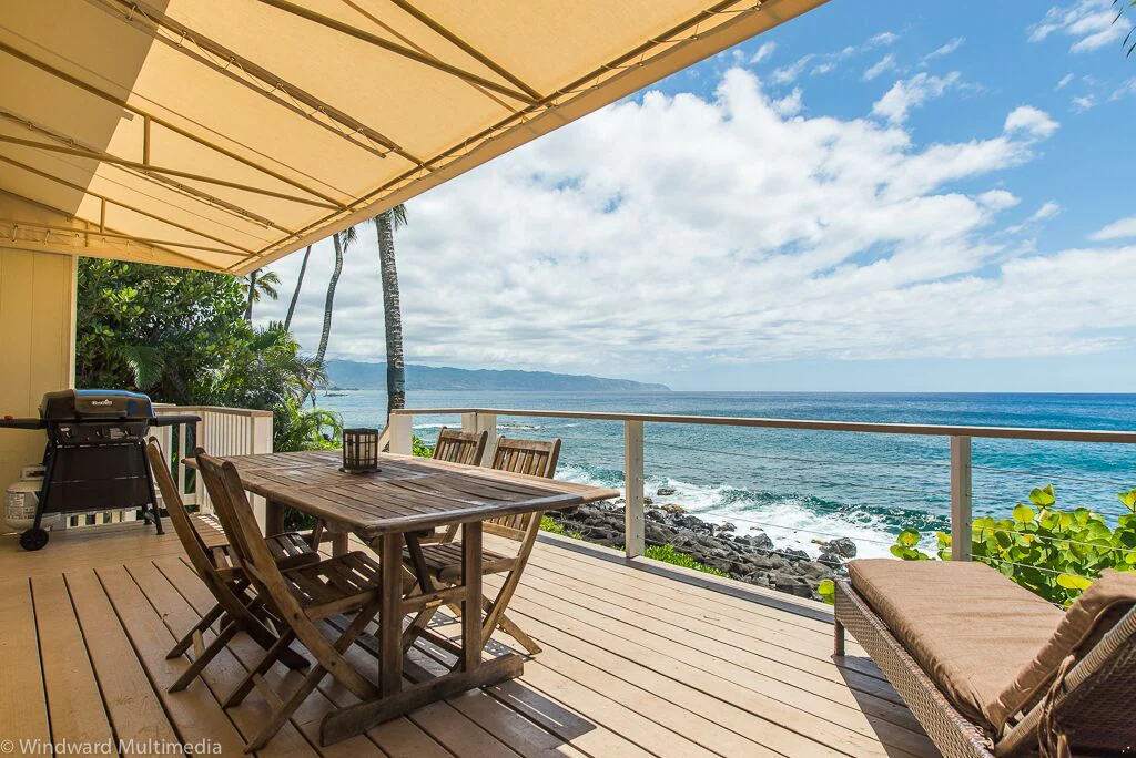 BBQ on the oceanfront terrace. Every day, the sun sets from here!