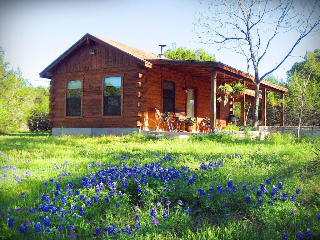 Ideal Airbnb cabin for couples wishing for a romantic and cozy vacation.