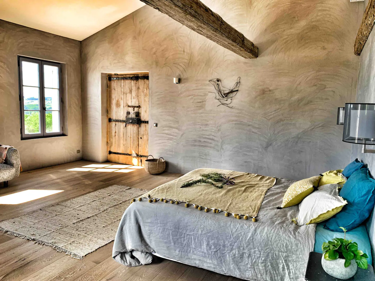 Mas master suite with king-sized bed