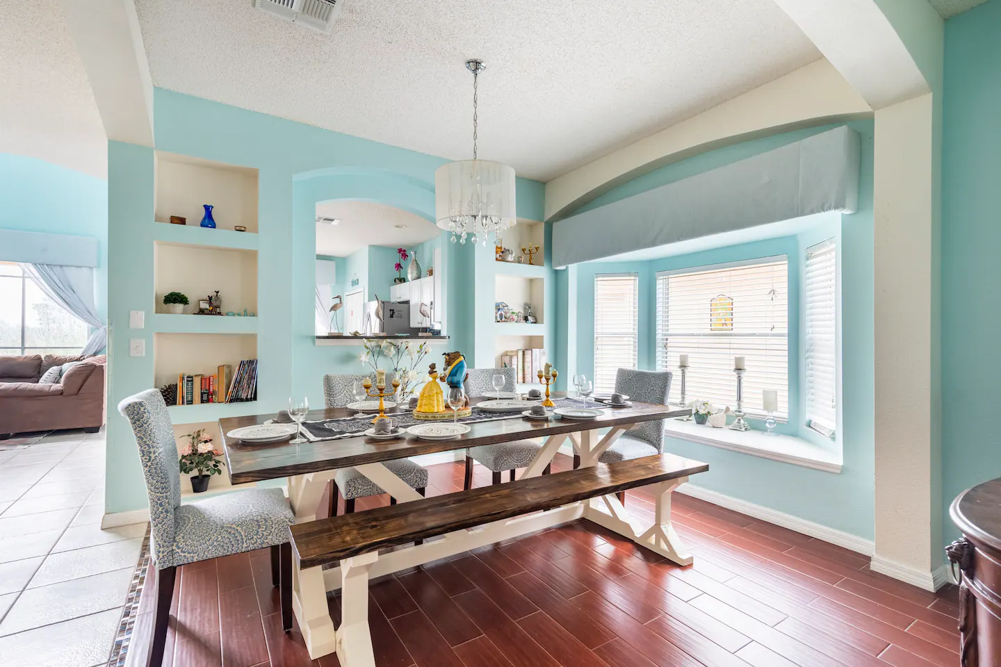 The dining room is very relaxing.