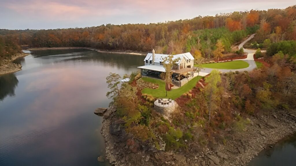This beautiful house is located on a vast area of 40 acres, providing an atmosphere of serenity and seclusion.