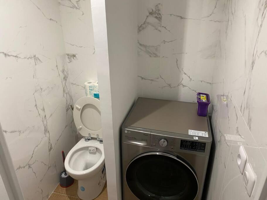 Washer dryer and towels provided.