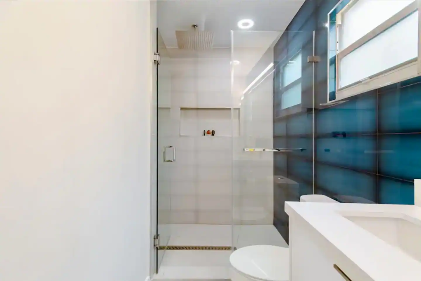 Bali Room en suite bathroom.