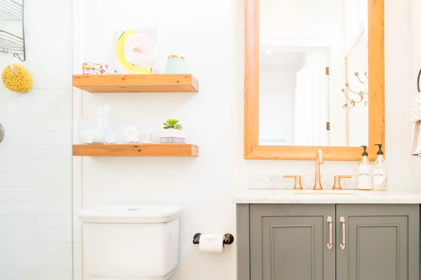 Stylish en-suite bathroom w shower/toiletries